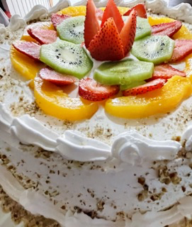 Pastel de Tres Leches con Fruta de relleno y Arriba